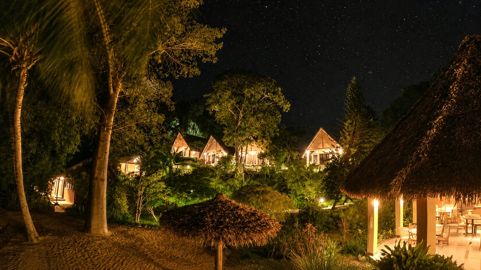 sakatia-lodge at night